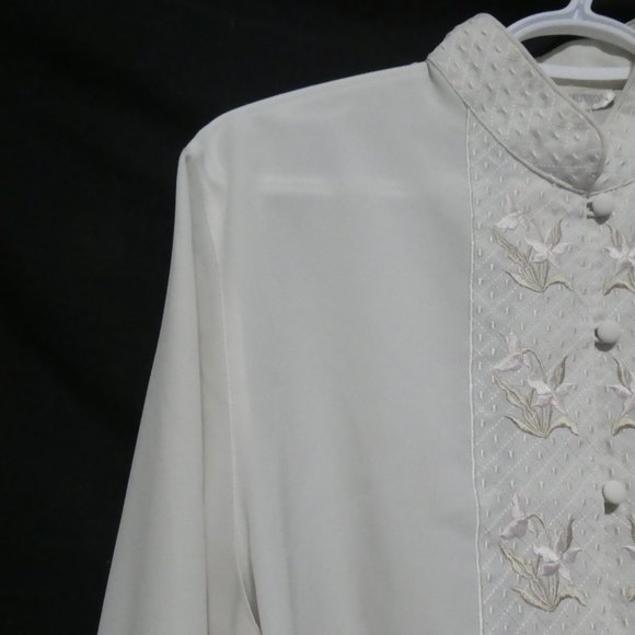 SUSAN HUTTON | size 12 | Elegant White Blouse with Embroidered Detailing - Picture 3 of 16